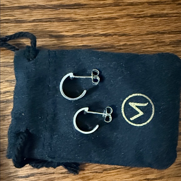 Mejuri Silver Boyfriend Mini Hoops - Picture 5 of 7